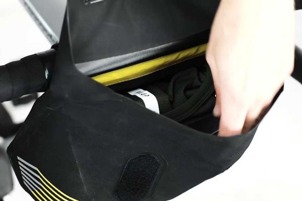 Lightweight, robust and waterproof handlebar bag Apidura Racing Handlebar Pack 2 L