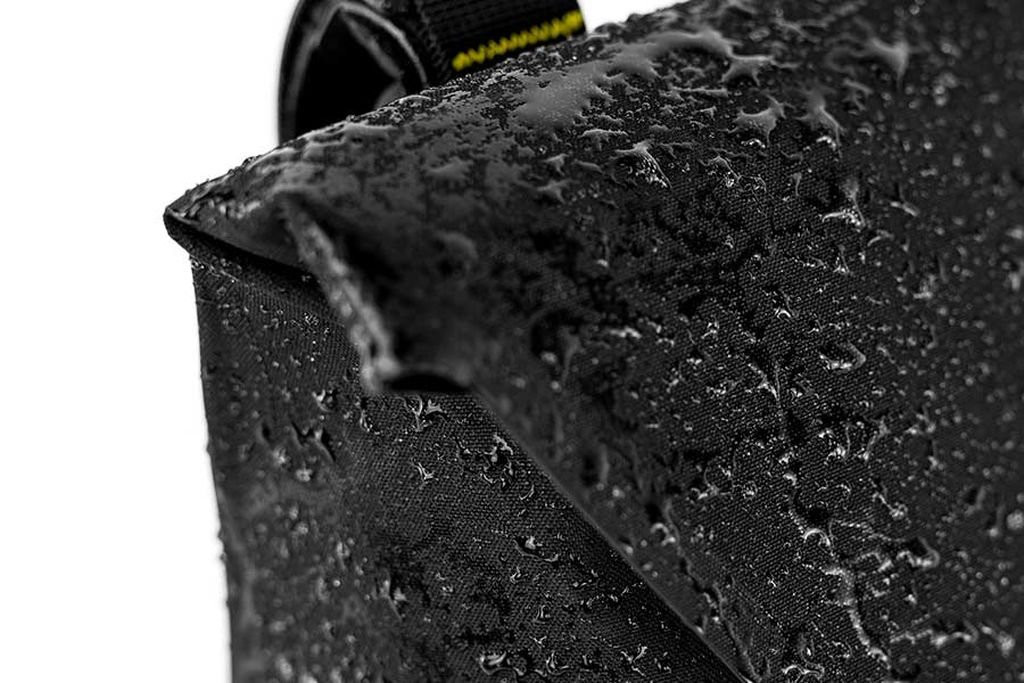 Lightweight, robust and waterproof handlebar bag Apidura Racing Handlebar Pack 2 L