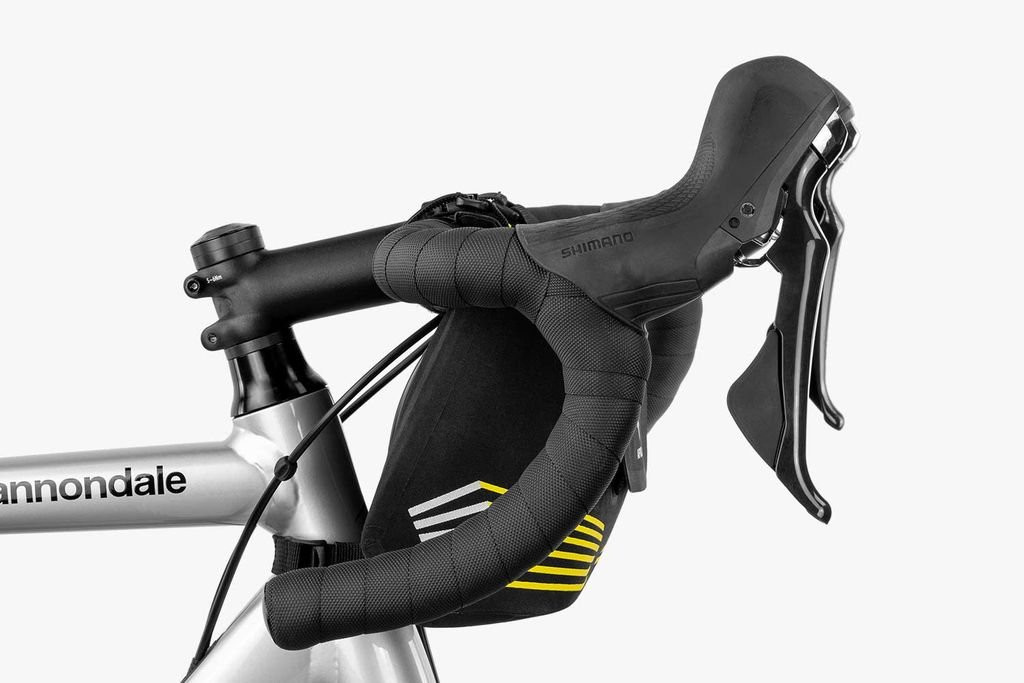 Lightweight, robust and waterproof handlebar bag Apidura Racing Handlebar Pack 2 L