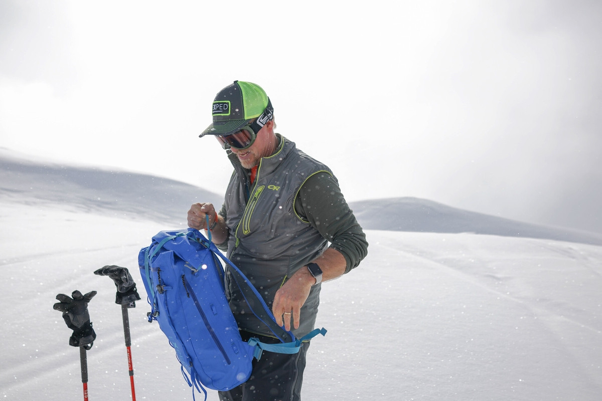 Exped Serac 25 - Weatherproof and agile alpine pack carries all the tools.